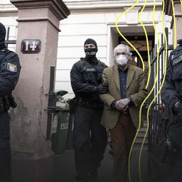 Bei einer Razzia gegen sogenannte "Reichsbürger" führen vermummte Polizisten, nach der Durchsuchung eines Hauses Heinrich XIII Prinz Reuß (2.v.r.) zu einem Polizeifahrzeug.