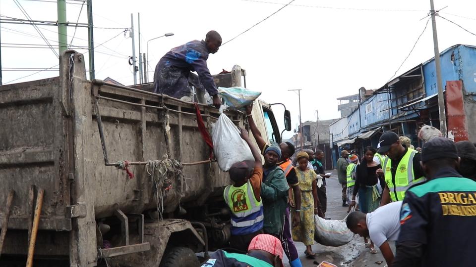 In Goma (DR Kongo) säubern die Bewohner auf Geheiß der M23-Miliz die Straßen.