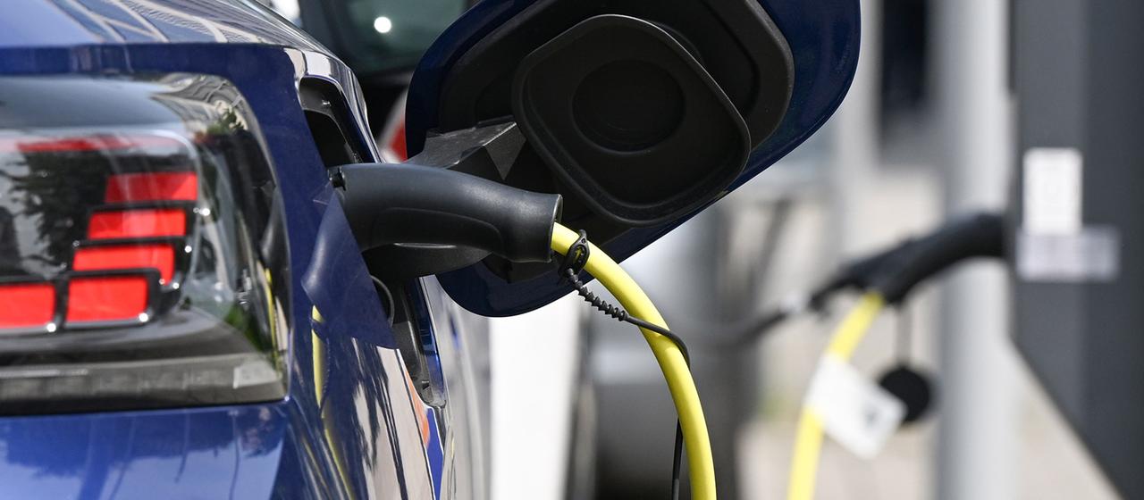 E-Fahrzeuge werden an einer Ladesäule mit Strom aufgeladen.