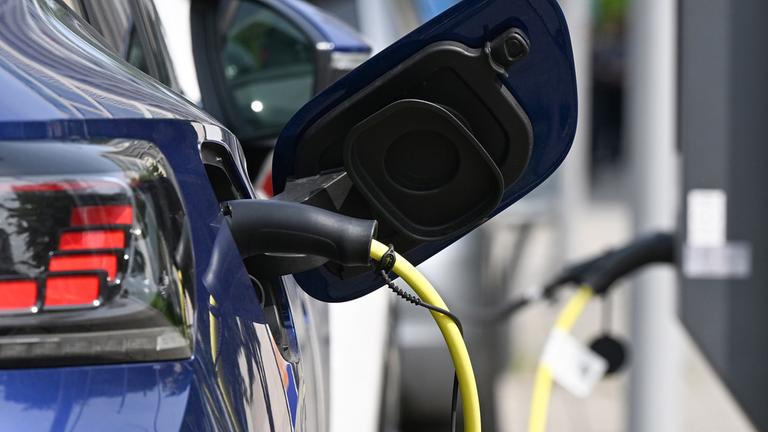 Bundestag macht Weg für E-Auto-Prämie frei