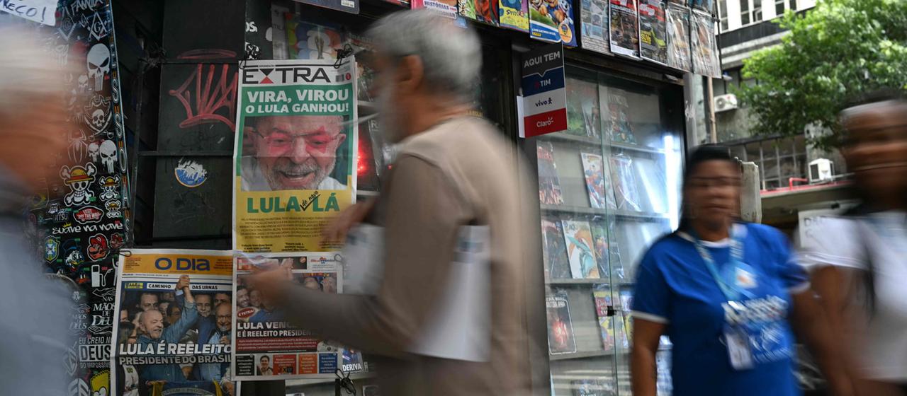 In einem Kiosk in Rio de Janeiro, Brasilien, hängen einen Tag nach dem Sieg von Lula da Silva, Zeitungen.