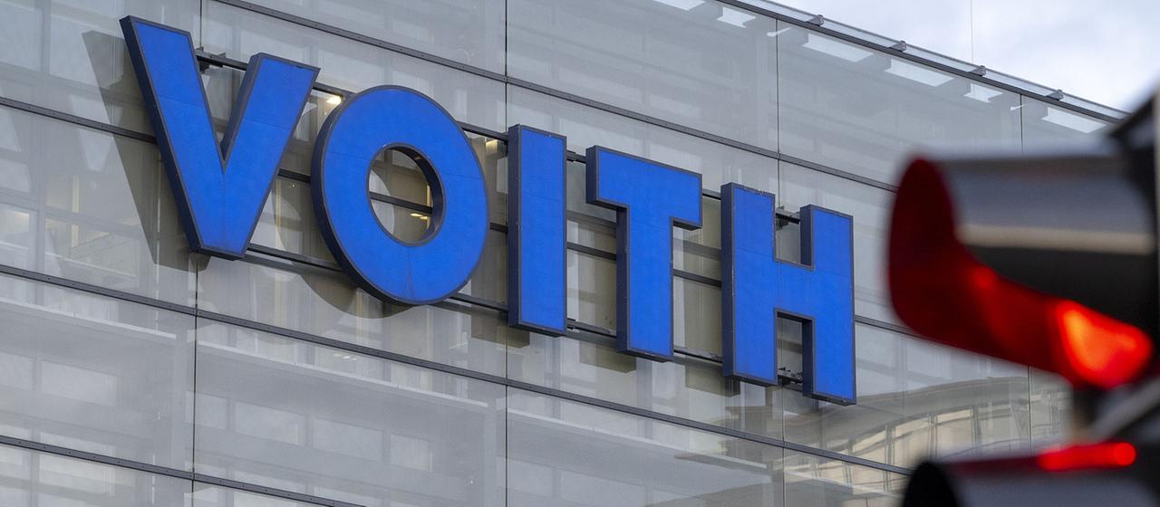 Vor dem Schriftzug an der Firmenzentrale von Voith leuchtet eine rote Ampel.