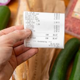 Einkauf auf der Arbeitsplatte einer Küche.