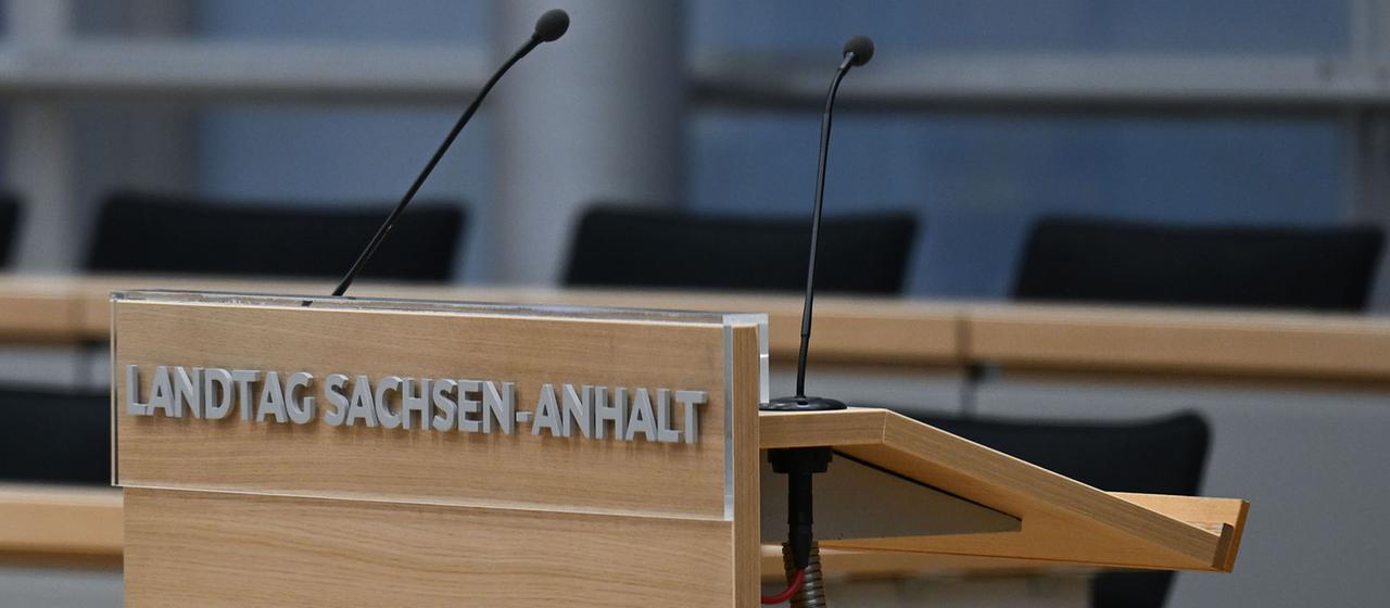 Blick auf das Rednerpult im Plenarsaal des Landtages von Sachsen-Anhalt.