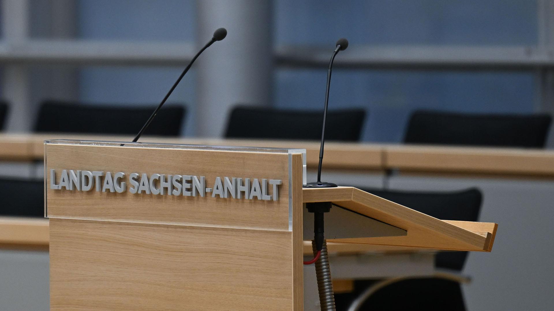 Blick auf das Rednerpult im Plenarsaal des Landtages von Sachsen-Anhalt. | picture alliance/dpa