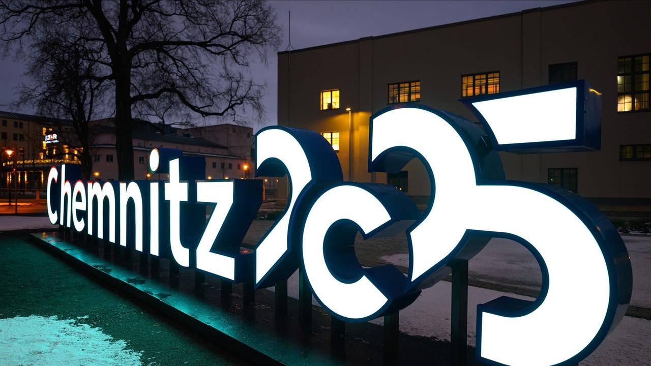 Das Logo der Kulturhauptstadt «Chemnitz 2025» ist vor dem Welcome Center im Zentrum der Stadt zu sehen. | picture alliance/dpa | Hendrik Schmidt