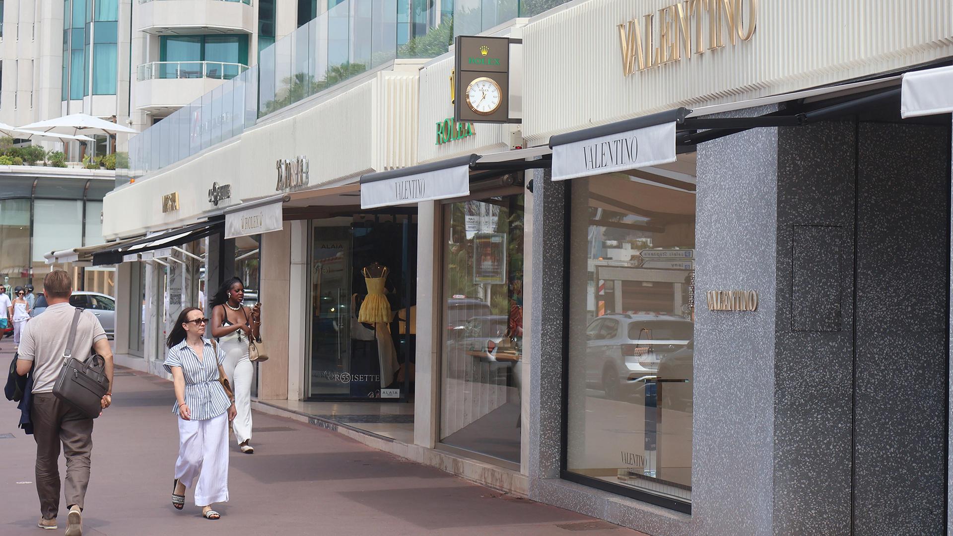 Menschen gehen an Luxusshops in Cannes, Frankreich vorbei. | picture alliance / INSIDE-PICTUR