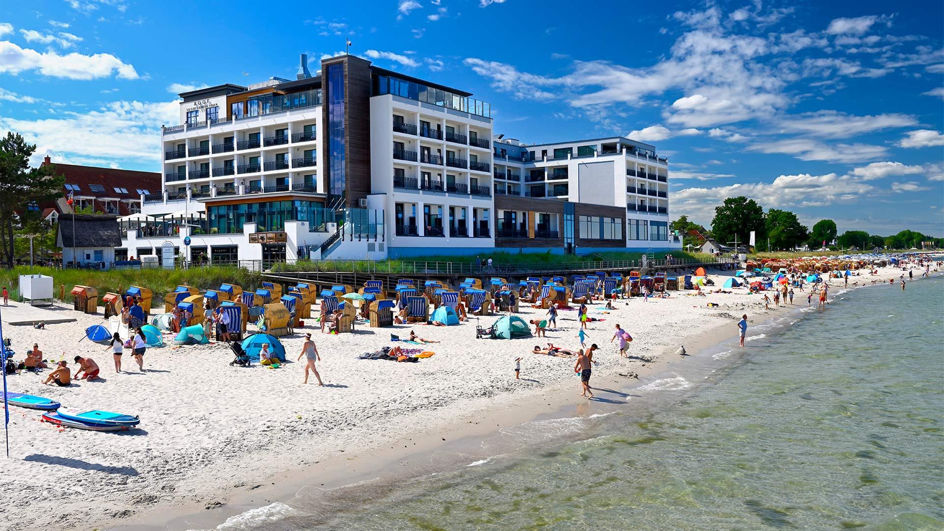 Hotel, Strand und Ostsee in Scharbeutz. | picture alliance / CHROMORANGE