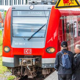 Münchner S-Bahn am Gleis.