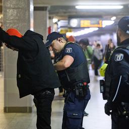 Archivbild: Polizeibeamte der Brennpunkt- und Präsenzeinheit (BPE) der Polizei Berlin überprüfen am 10.10.2025 in der U-Bahn-Haltestelle am Kottbusser Tor in Kreuzberg Personen nach dem dort geltenden Waffen- und Messerverbot. (Quelle: Picture Alliance/Bernd von Jutrczenka)