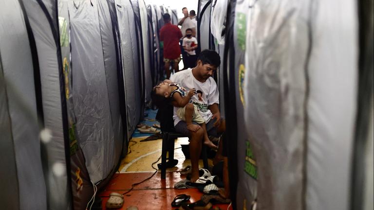 Menschen in einer Notunterkunft in den Philippinen.