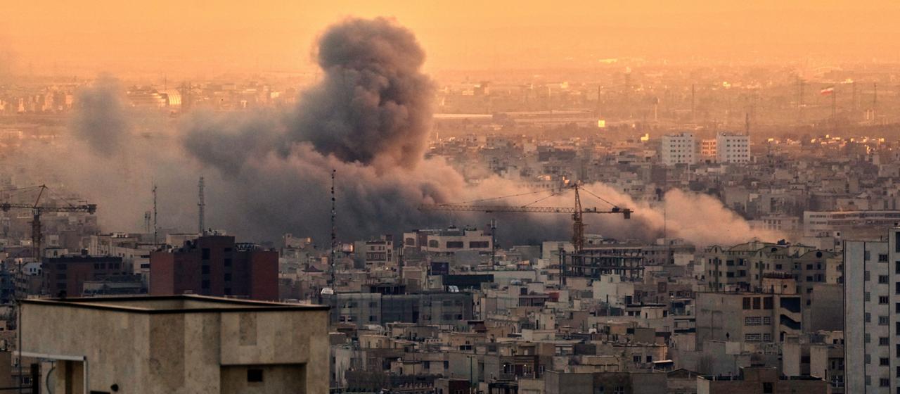 Eine Rauchwolke steigt nach einem amerikanisch-israelischen Militärschlag über Teheran auf.