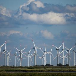 Windräder drehen sich in einem Windpark an der Nordsee in Schledwig-Holstein.