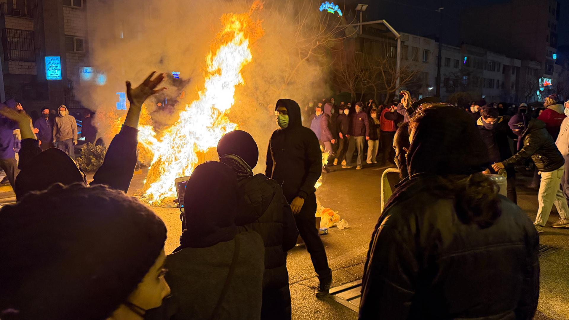 Das Bild soll Proteste in Teheran zeigen (Archivbild vom 9.1.2026) | Uncredited/UGC/AP/dpa
