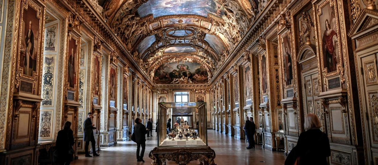 Blick in die Apollon-Galerie im Louvre | dpa Blick in die Apollon-Galerie im Louvre