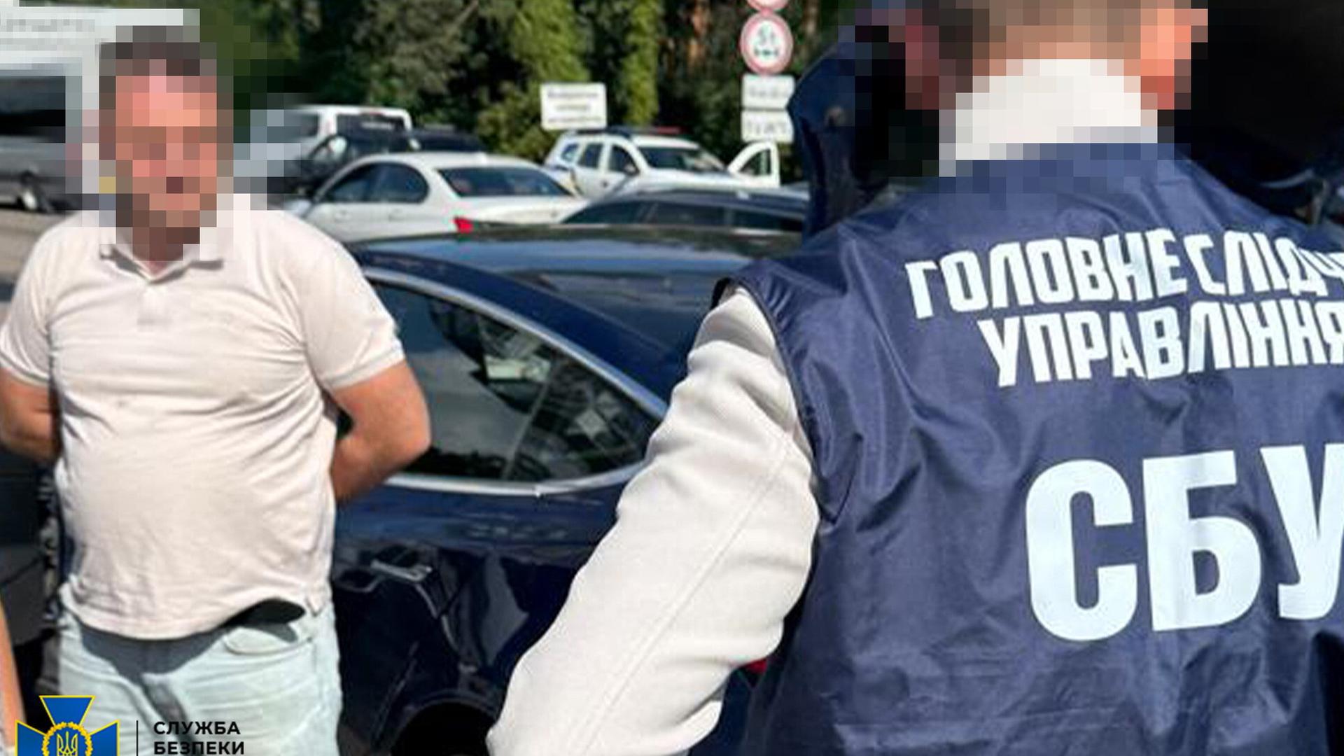 Dieses von SBU freigegebene Foto soll die Festnahme eines NABU-Ermittlers vor dessen Auto zeigen | dpa