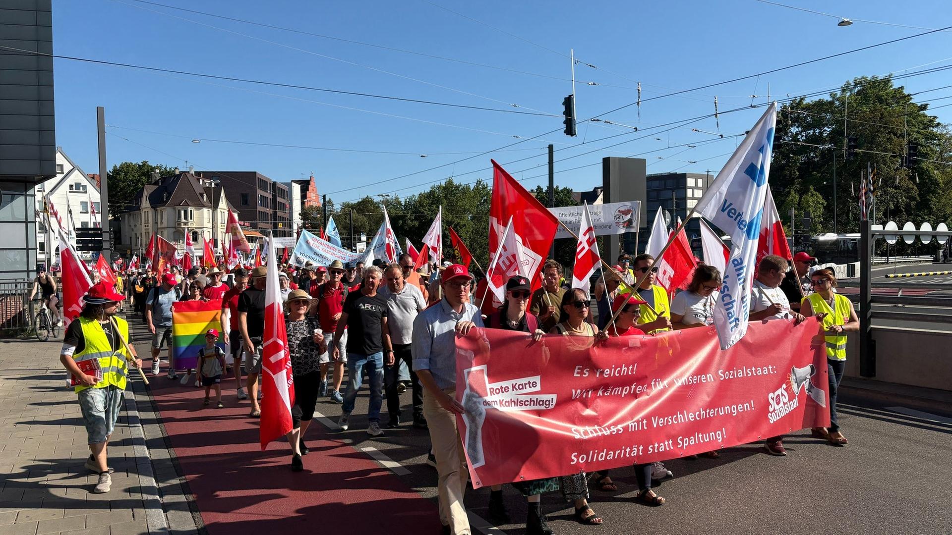ドイツで社会保障改革に反対するデモが開催—カールスルーエとウルムで1,000人以上が参加