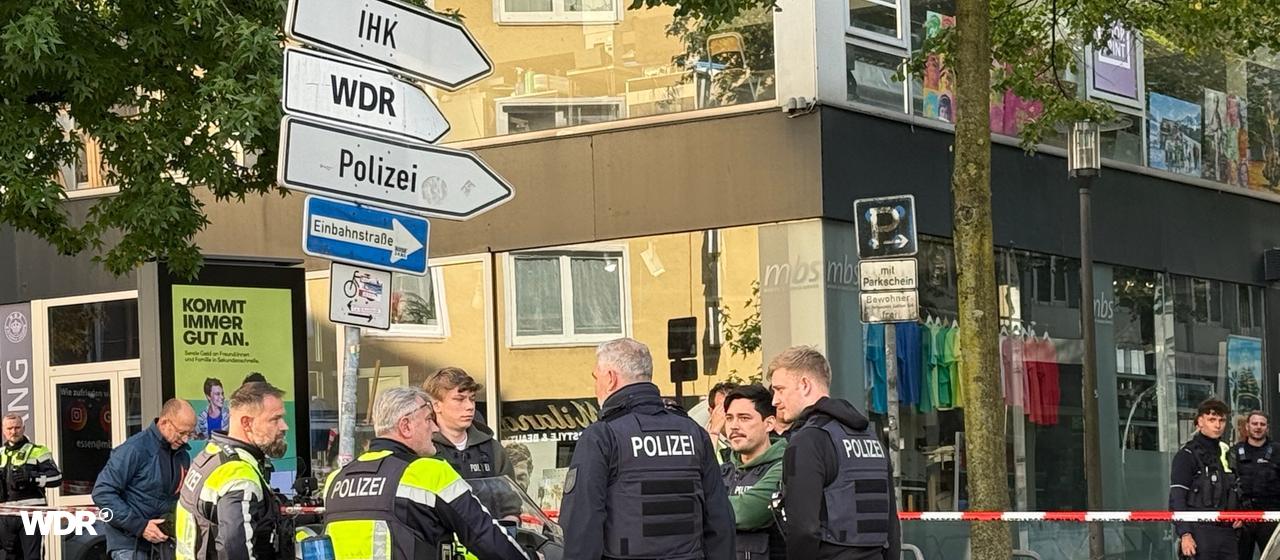 Polizisten stehen auf der Straße