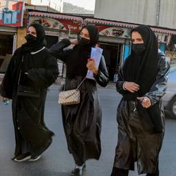 Frauen vor der Universität von Kabul