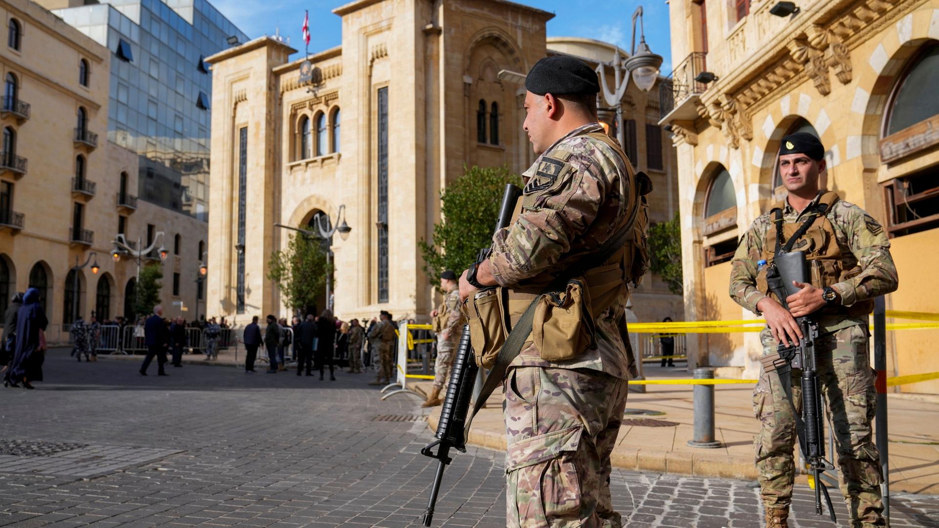 Zwei Soldaten der libanesischen Armee stehen vor dem Parlamentsgebäude in Beirut | dpa