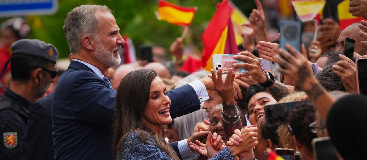 Spaniens König Felipe VI. und Königin Letizia grüßen die Menschenmenge während ihres Besuchs in der spanischen Enklave Ceuta.