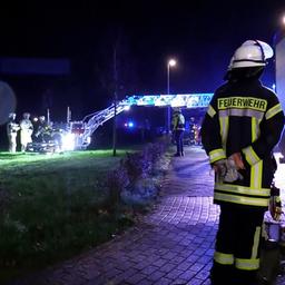 Nach einem Femizid transportieren Feuerwehrleute eine schwer verletzte Frau mit einer Drehleiter aus einem Wohnhaus in Buxtehude.