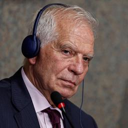 Josep Borrell trägt einen Kopfhörer, über den er die Übersetzung einer Rede hört