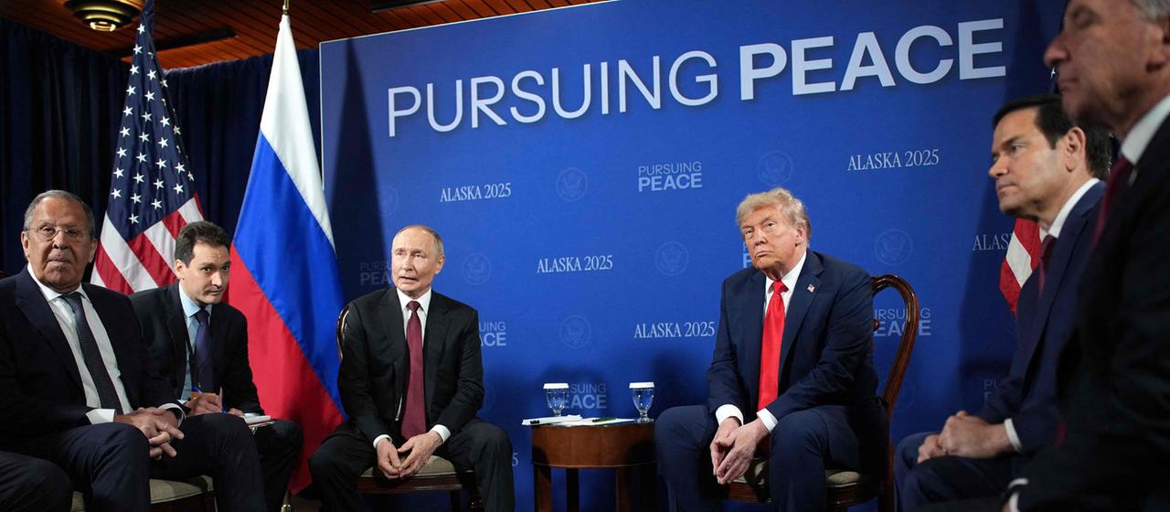 Wladimir Putin, Donald Trump und ihre Delegationen in Anchorage, Alaska.