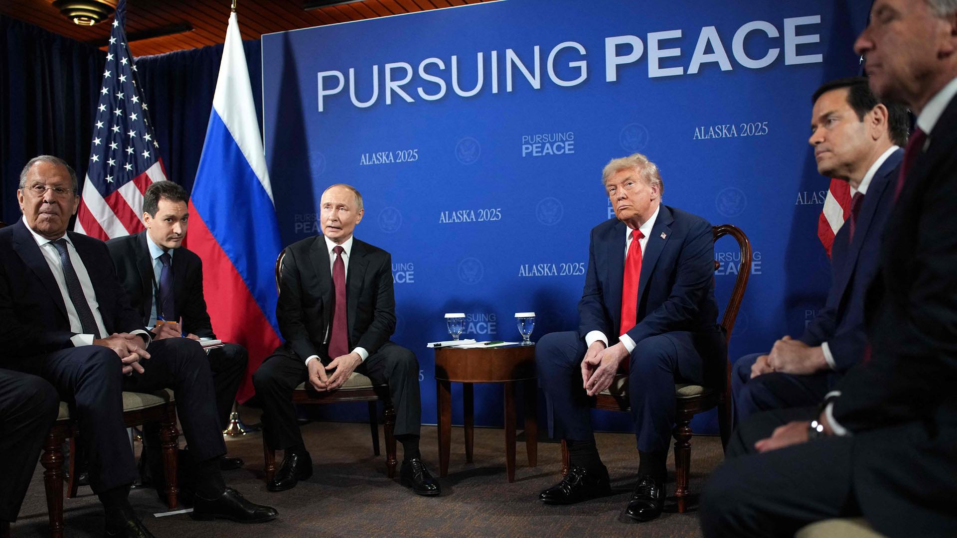 Wladimir Putin, Donald Trump und ihre Delegationen in Anchorage, Alaska. | Getty Images via AFP