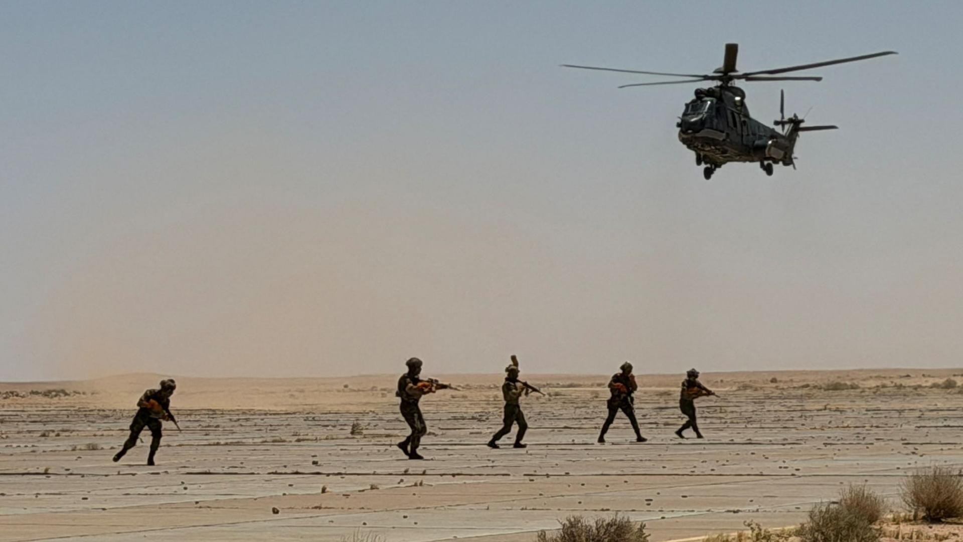 Armeeeinheiten sind in der Wüste von Nukhaib südwestlich von Kerbela und Nadschaf im Irak zu sehen. | AP Photo/Ali Jabar