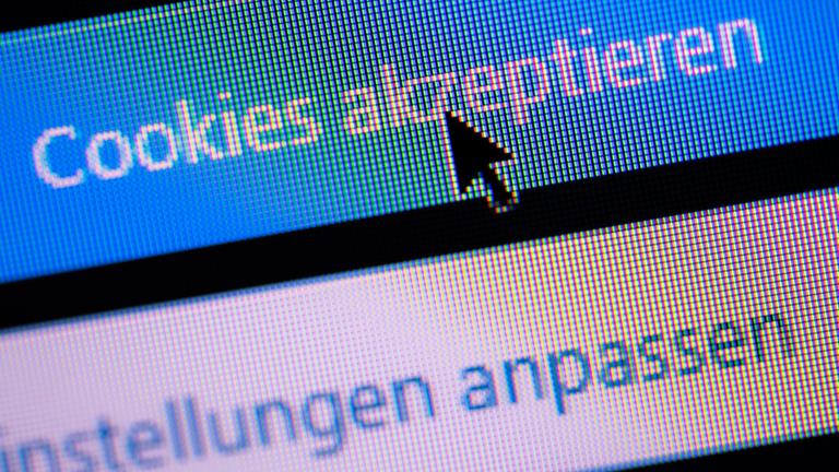 Cursor der auf die Wahltaste "Cookies akzeptieren" drückt.