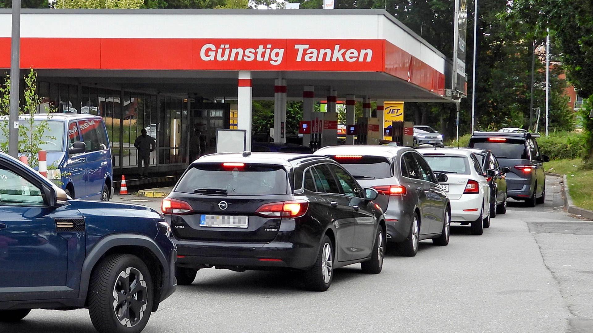 Autos in einer Warteschlange vor einer Tankstelle. | picture alliance / ABBfoto