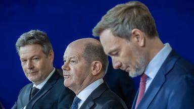 Robert Habeck (l-r, Bündnis 90/Die Grünen), Bundesminister für Wirtschaft und Klimaschutz, Bundeskanzler Olaf Scholz (SPD) und Christian Lindner (FDP), Bundesminister der Finanzen, im Bundeskanzleramt.