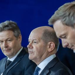 Robert Habeck (l-r, Bündnis 90/Die Grünen), Bundesminister für Wirtschaft und Klimaschutz, Bundeskanzler Olaf Scholz (SPD) und Christian Lindner (FDP), Bundesminister der Finanzen, im Bundeskanzleramt.