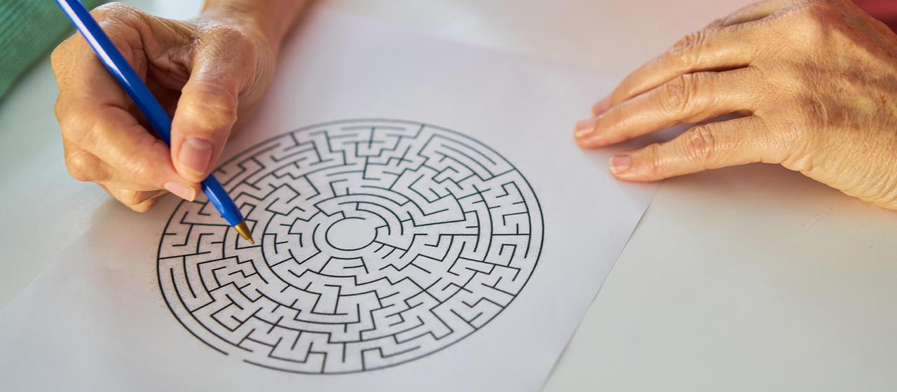 Hand mit Stift beim Labyrinth-Rätsel lösen | picture alliance / Zoonar Hand mit Stift beim Labyrinth-Rätsel lösen