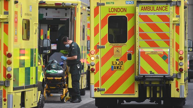 NHS-Krankenwagenpersonal vor dem Royal London Hospital.