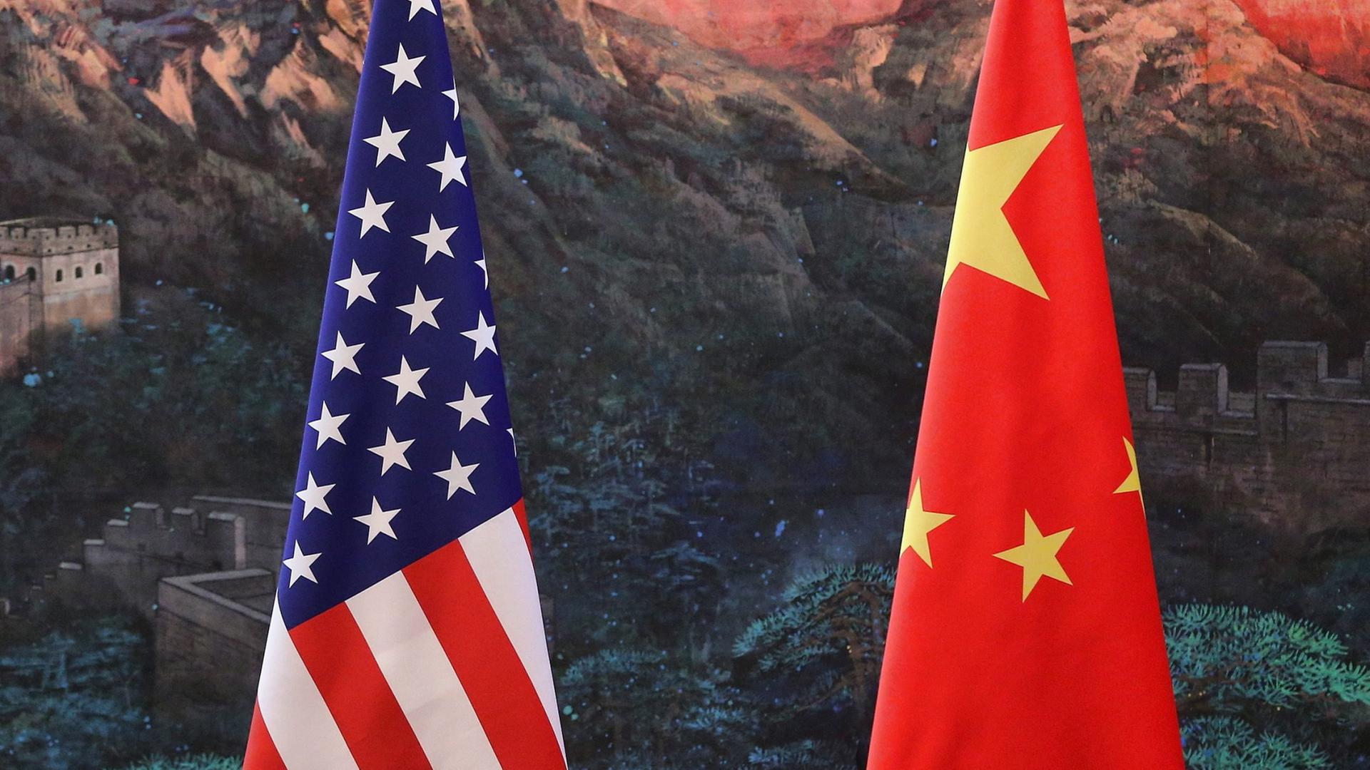 Die chinesische und die amerikanische Flagge | dpa