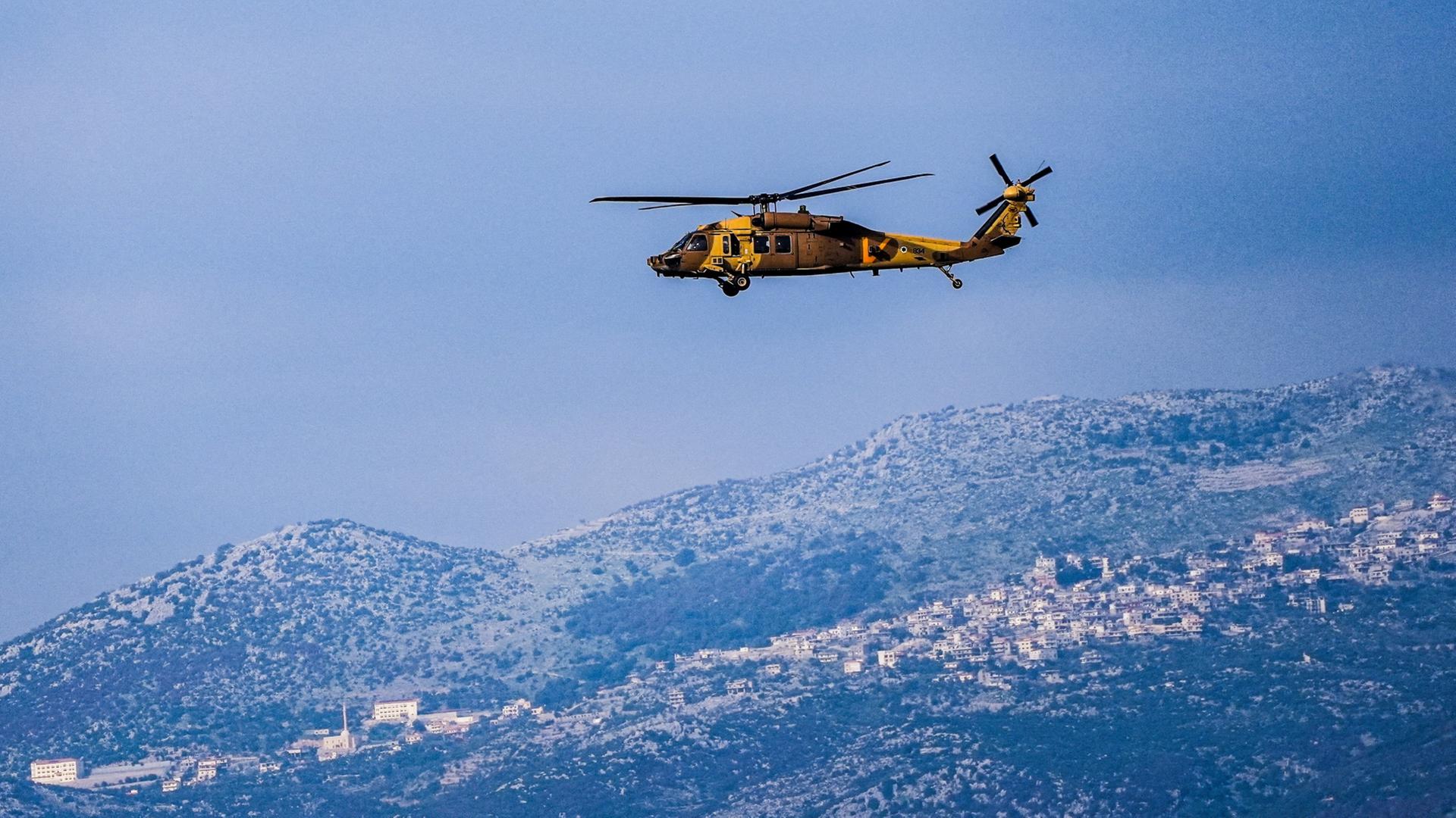 Ein israelischer Hubschrauber Ã¼ber der Grenze zum Libanon. | REUTERS