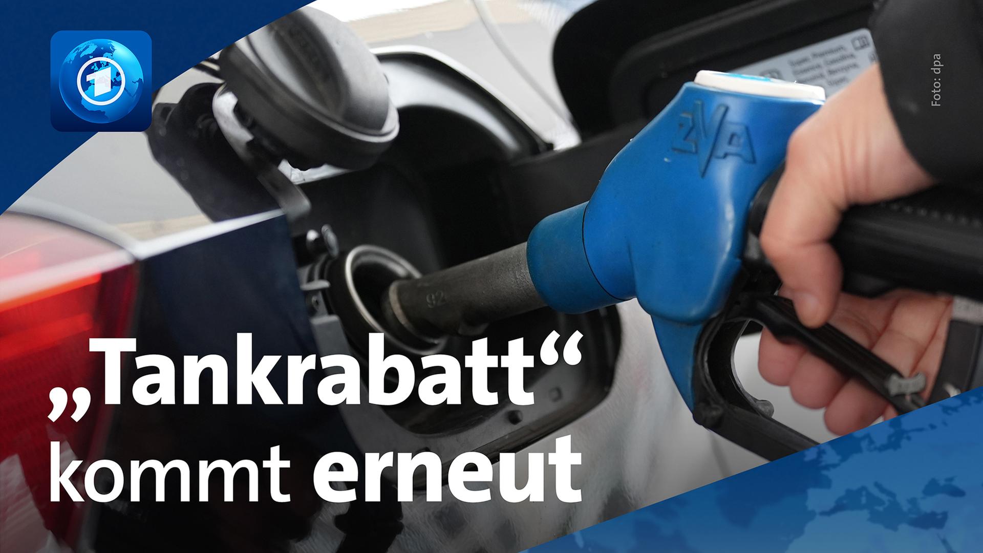Ein Mann tankt einen Wagen auf einer Tankstelle. | dpa/ARD-aktuell