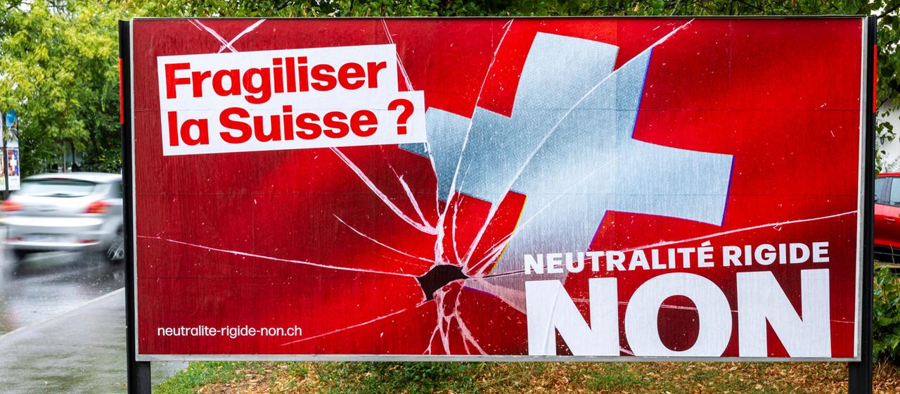Ein Plakat wirbt gegen die Verschärfung der Schweizer Neutralität.