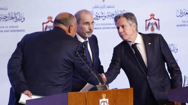 Der jordanische Außenminister Ayman Safadi (Mitte) , mit seinem US-Amtskollegen Antony Blinken (r) und dem ägyptischen Ressortchef Sameh Shoukry (l)