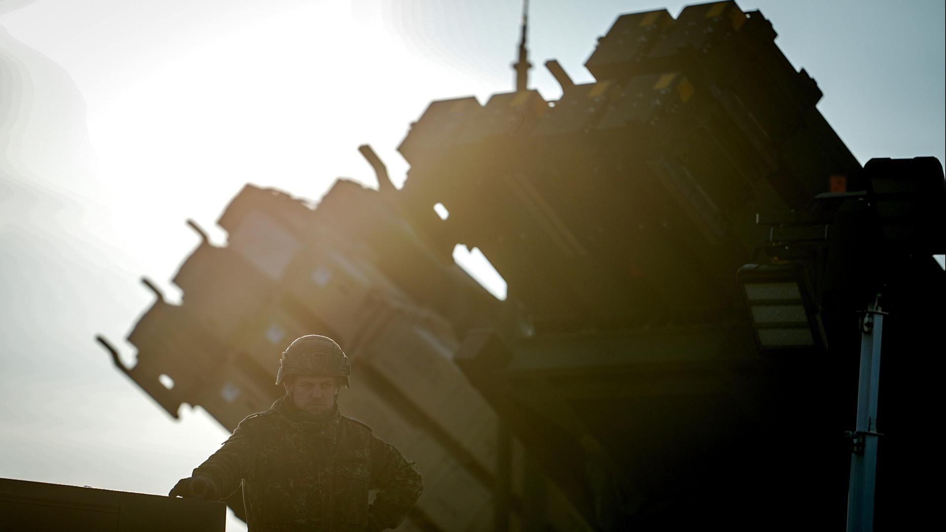 Soldaten der Bundeswehr verladen Raketen für das Flugabwehrsystem Patriot | dpa