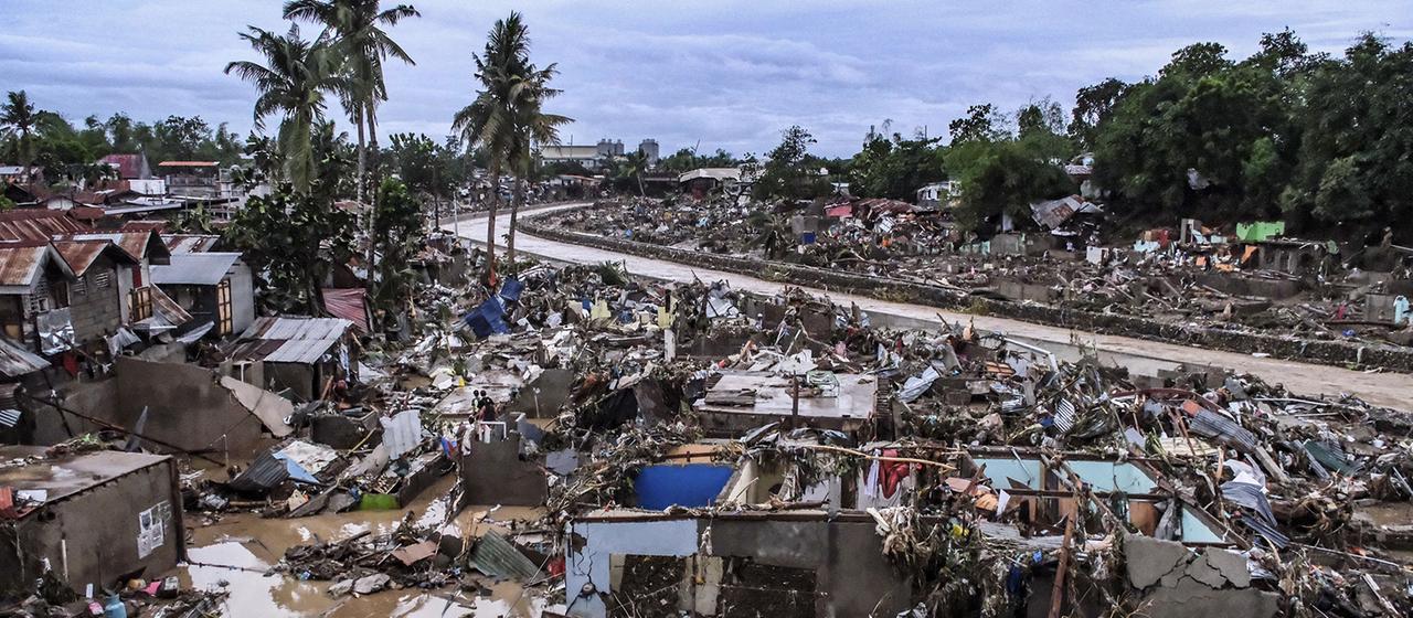 Beschädigte Häuser nach dem Durchzug des Taifuns Kalmaegi in Talisay City, Provinz Cebu, Philippinen 