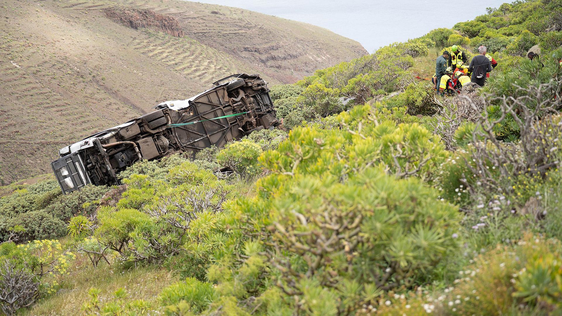 Rettungseinheiten sind nach einem schweren Busunglück auf der Landstraße GM-2 in San Sebastián de La Gomera im Einsatz. | Europa Press Canarias/EUROPA PRE