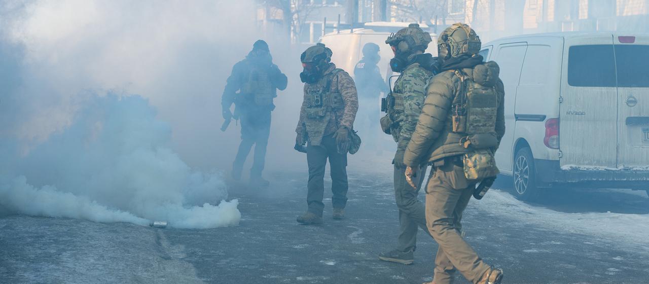 Einsatzkräfte der US-Einwanderungs- und Zollbehörde (ICE) gehen durch eine Wolke ihres eigenen Tränengases. (Archivbild: 24.01.2026)