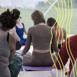 Symbolbild: Eine Gruppe von jungen Menschen macht eine Meditations-Übung.