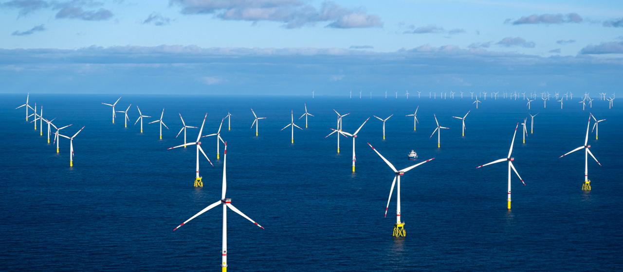 Windräder stehen in der Nordsee