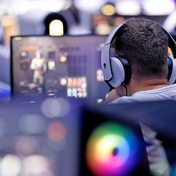 Besucher testen am 25.08.2024 ein Videospiel (Egoshooter) auf der Gamescom 2024 in Köln. (Quelle: Picture Alliane/Panama Pictures/Christoph Hardt)