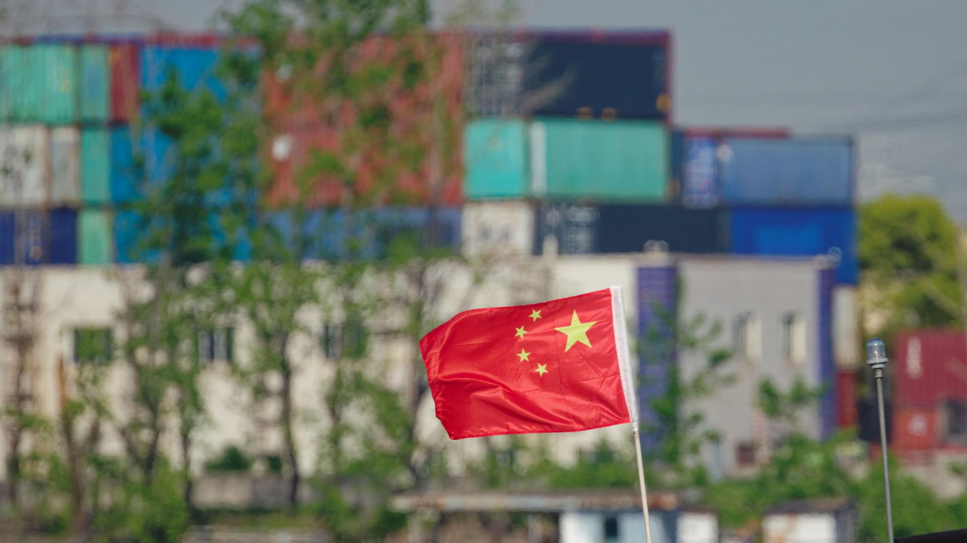 Eine chinesische Flagge ist auf dem Shanghai Container Terminal in China zu sehen.  | EPA