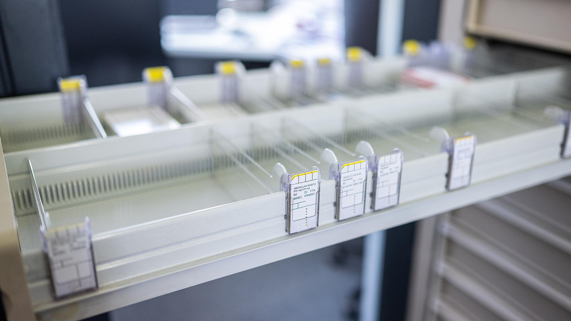 Leere F�cher einer ge�ffneten Medikamentenschublade in einer Apotheke. | picture alliance/dpa